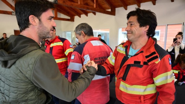 El gobernador saludando a brigadistas.
