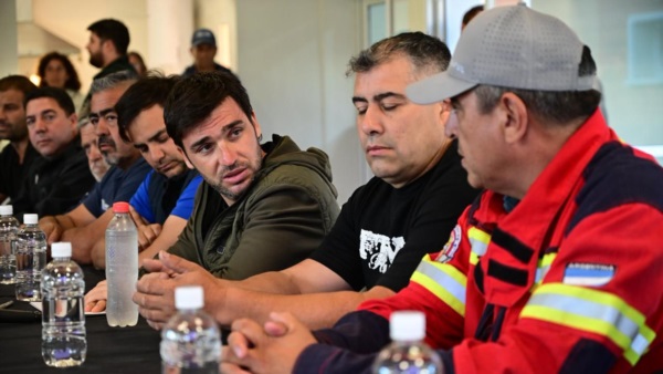 Torres junto a intendentes y funcionarios provinciales.