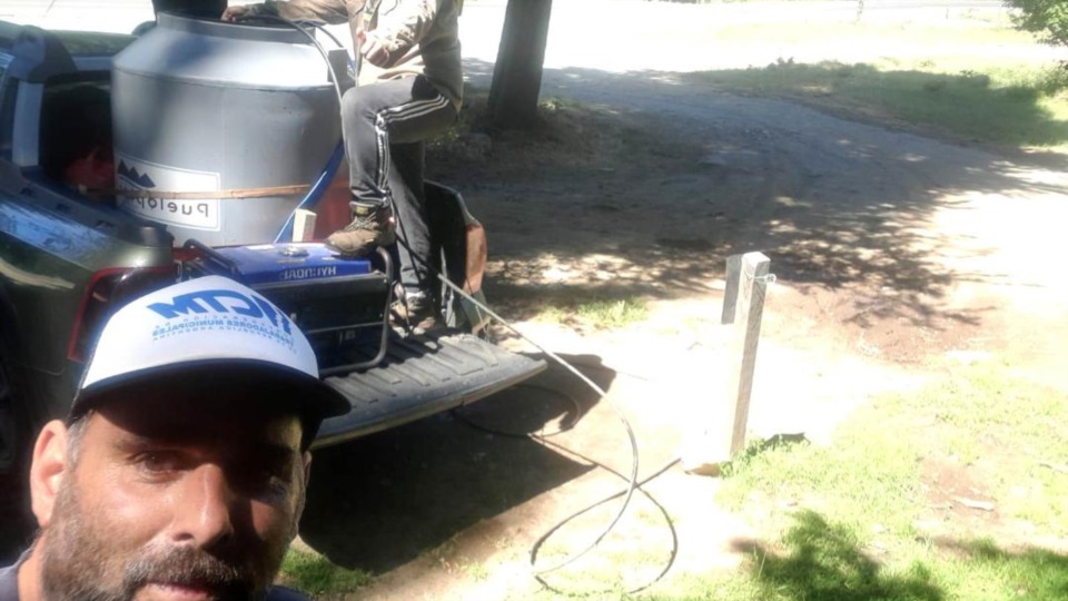 Empleados municipales ayudando a vecinos de la Cordillera.