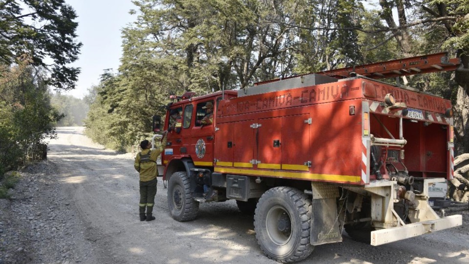 Más de 200 personas y 6 medios aéreos trabajan en el incendio forestal.
