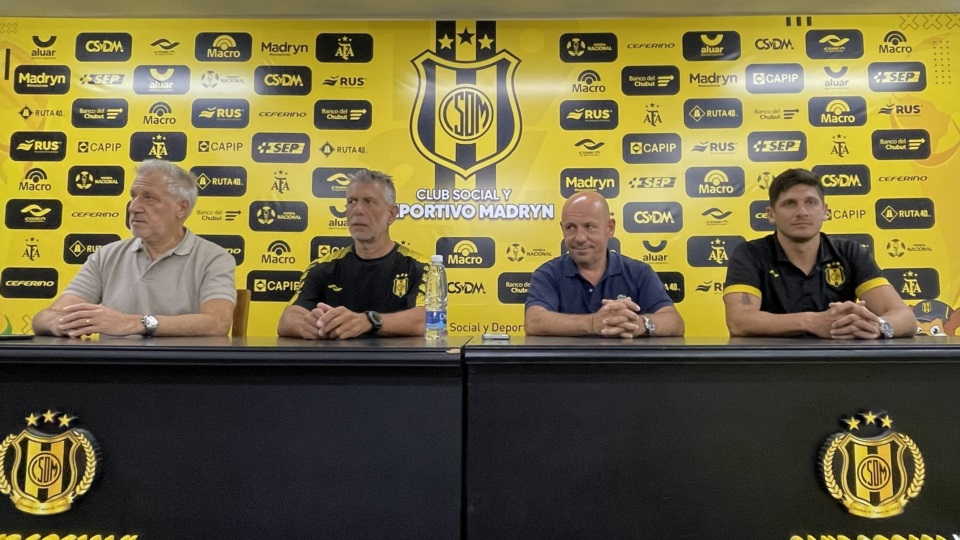 Sergio Marchi, Marcelo Baralli, Ricardo Sastre y Rodrigo Carrizo en la conferencia de prensa. (Foto: Prensa Dep. Madryn).