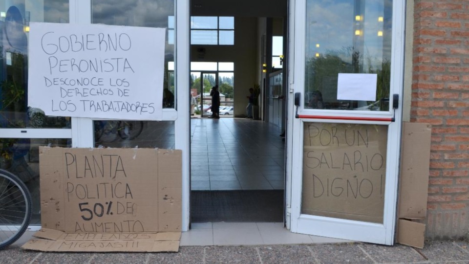 Carteles de protesta en el edificio municipal.