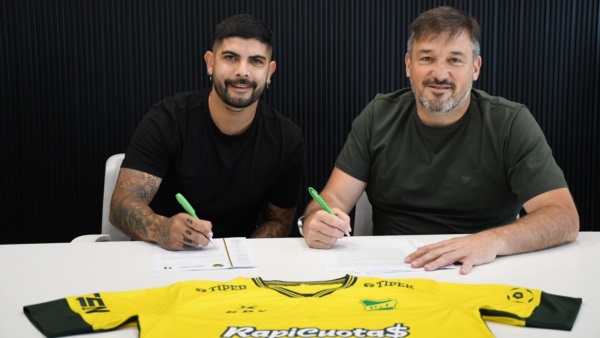 Ever Banega llega libre de Newell’s y firma contrato por una temporada.