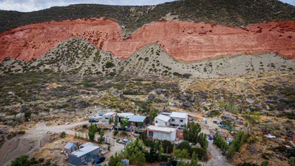 En color rojo, la zona donde la masa de tierra que se está desprendiendo del cerro. 