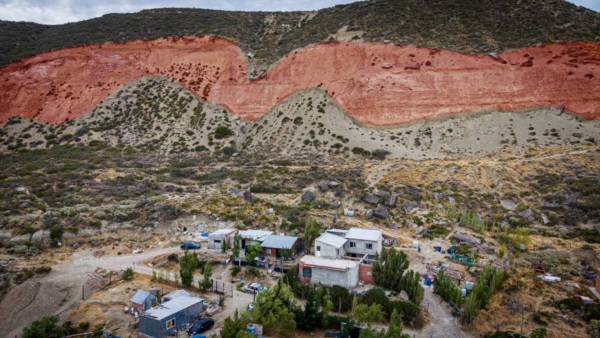 En color rojo, la zona donde la masa de tierra que se está desprendiendo del cerro. 