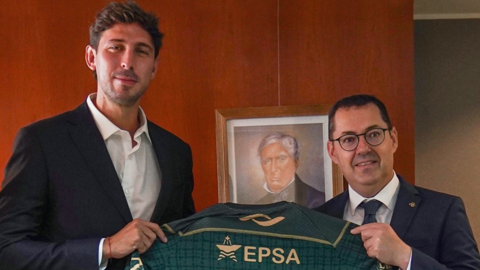 Mariano Eliceche, presidente del club, con el embajador de Irlanda en 2024.