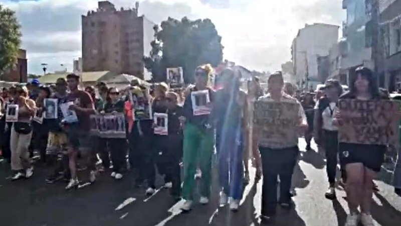 La marcha recorriendo las calles de Comodoro.