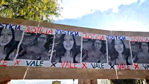 Carteles en la movilización.
