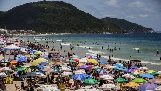 La ciudad de Florianópolis, con playa y morro al fondo.