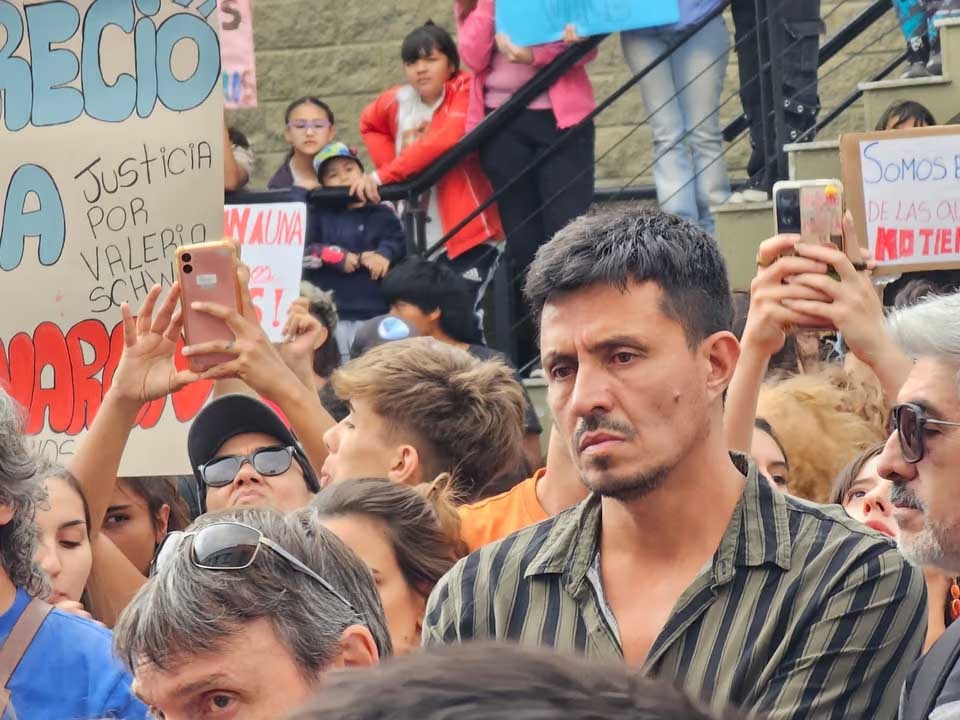 Franco, durante la multitudinaria marcha por la muerte de Valeria, su novia.