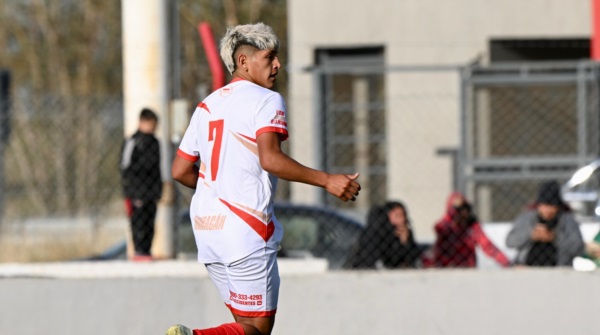 Thiago, el día de su debut en Huracán de Trelew, en Primera. Foto: Daniel Feldman. 