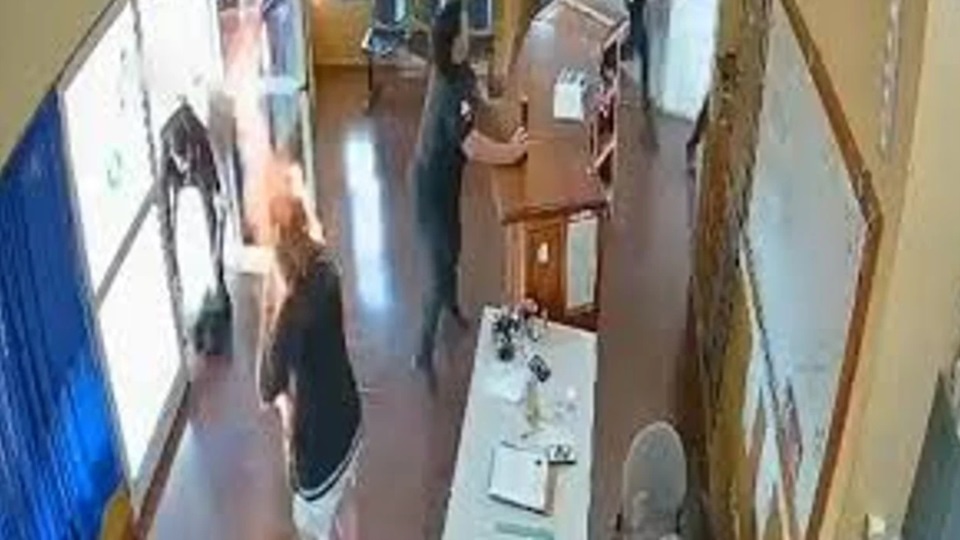 El momento en el que la mujer se prende fuego. Foto: Agencia NA (captura).