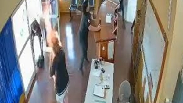 El momento en el que la mujer se prende fuego. Foto: Agencia NA (captura).