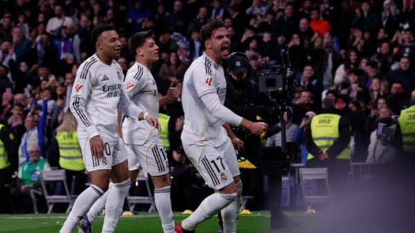 Real Madrid gana en un ambiente hóstil al Levante, en un Bernabéu que no perdonó las últimas derrotas.