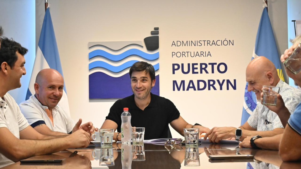 Torres, Sastre y autoridades de la Administración portuaria.