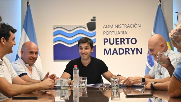 Torres, Sastre y autoridades de la Administración portuaria.
