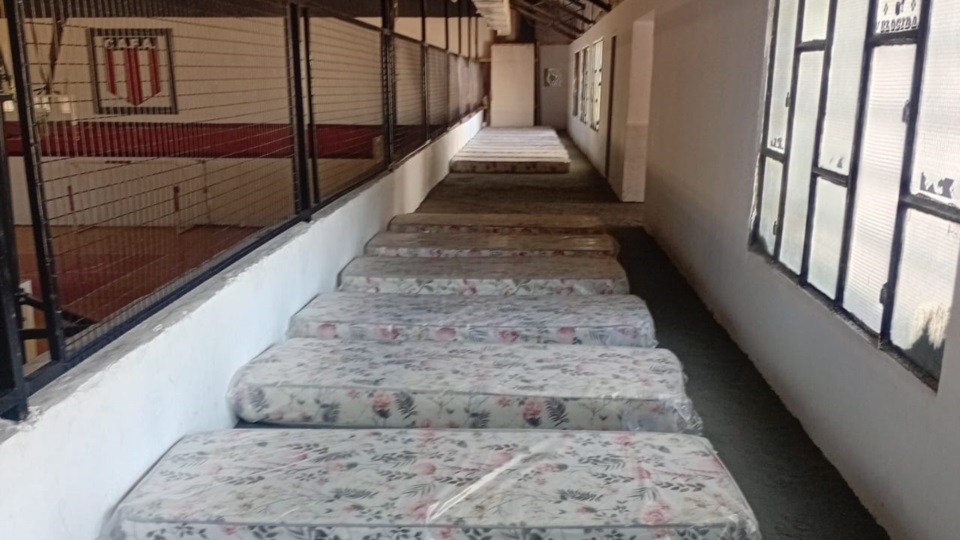 Los colchones alineados en el SUM de Ameghino.