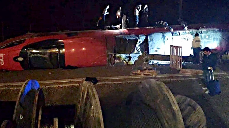 Impactante accidente de trenes de alta velocidad en España. 