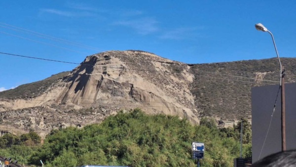 Más de 80 metros se suelo se deslizó del cerro Hermitte hacia las casas.