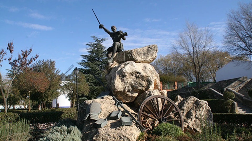 Una estatua de Don Quijote alza su espada en la localidad de Miguel Esteban.