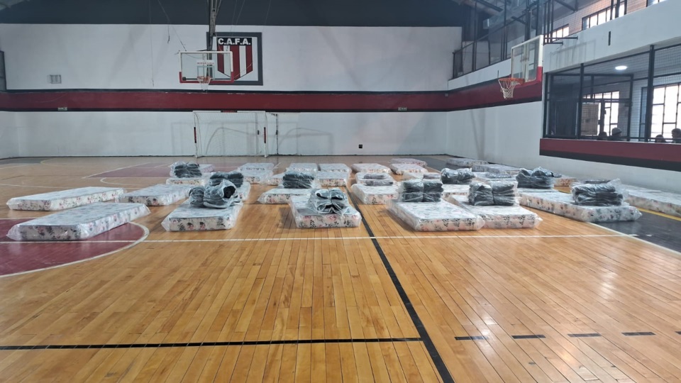 El Club Ameghino es uno de los lugares donde residen los evacuados.