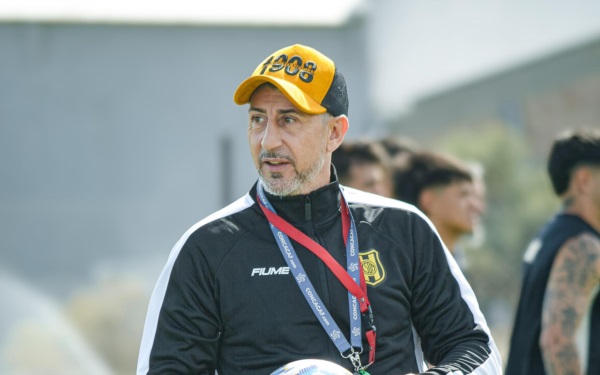 El entrenador Cristián Díaz al frente en su primera práctica con el Aurinegro. Foto: Naiara Escobar - Prensa Madryn.