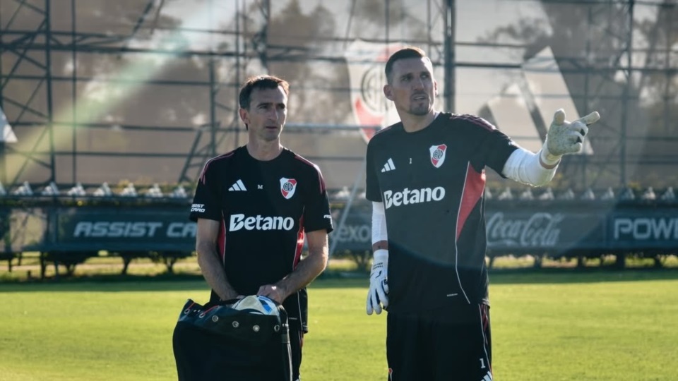 Barovero ya como entrenador de arqueros junto a Armani en el River Camp.
