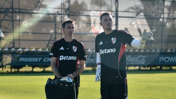 Barovero ya como entrenador de arqueros junto a Armani en el River Camp.