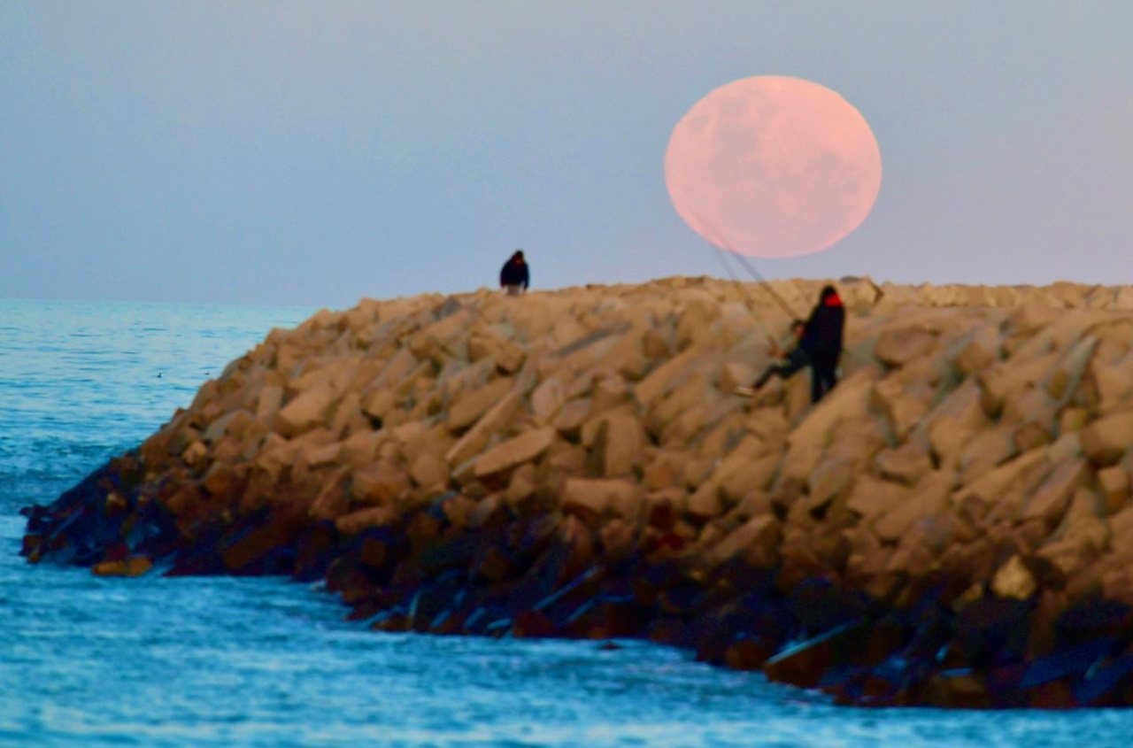 Superluna en Playa Unión 2022. FOTO Daniel Feldman.