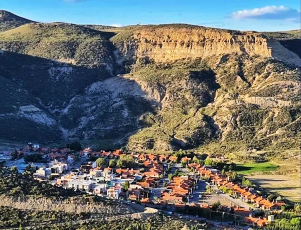 El barrio Médanos de Comodoro y al frente una masa de tierra que se desliza desde el cerro.
