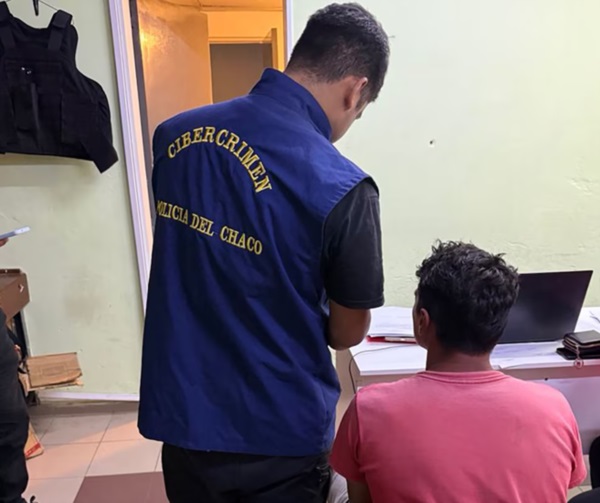 El Departamento de Cibercrimen de la Policía de Chaco le informa al hombre que debe devolver el dinero.