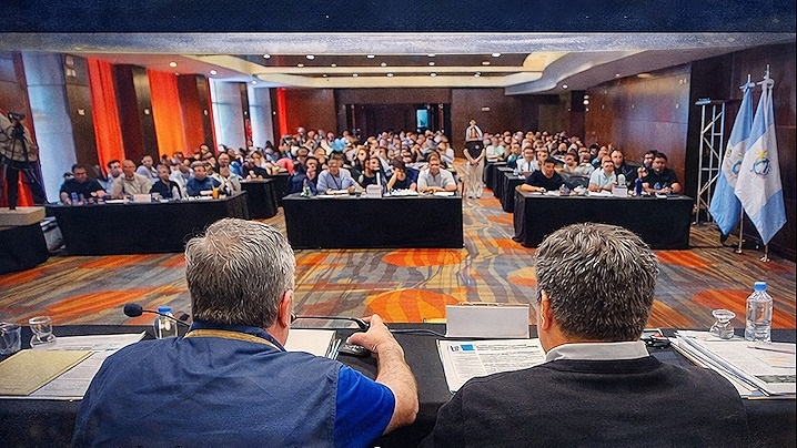 Héctor González y Juan Espinoza, de frente a delegados y afiliados.
