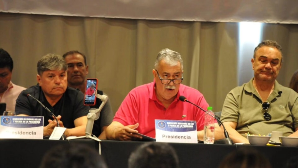 El líder de Luz y Fuerza de la Patagonia, Héctor González dirigiéndose a sus delegados.