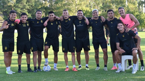 Martínez, Jara, Peinipil, Sosa, Dionisio, Silba, Cosi, Giacopuzzi y Gutiérrez sonrientes. (Fotos: Daniel Feldman/Jornada).
