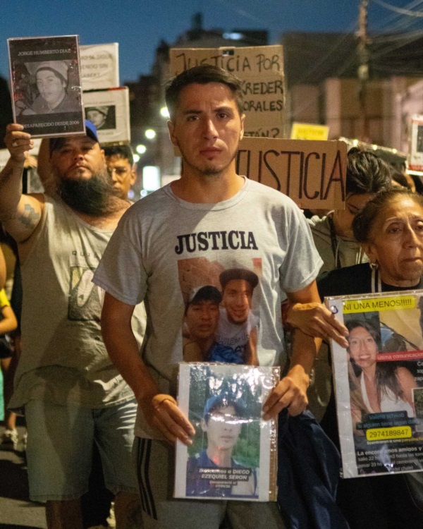 Familiares de Diego Ezequiel Serón, hallado muerto luego de varios días de búsqueda. (Foto: La Constructora FM 103.3) 