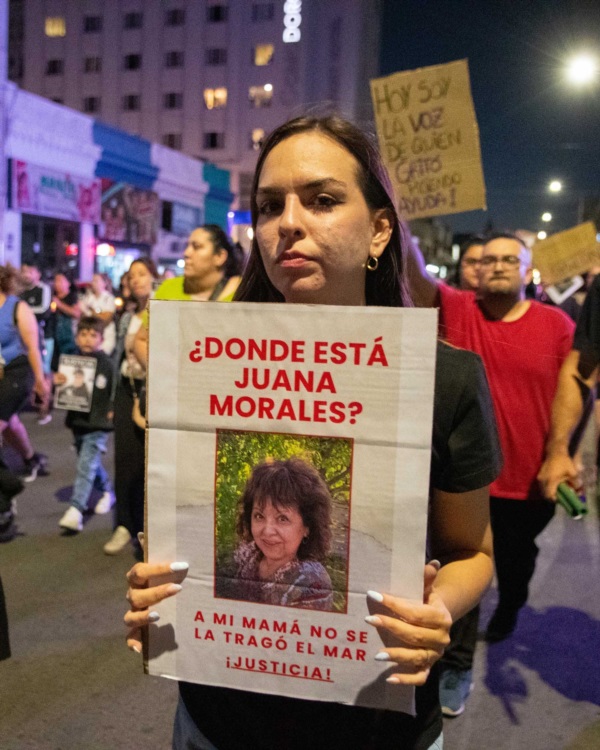Aldana, hija de Juana Morales, en la marcha. (Foto: La Constructora FM 103.3) 