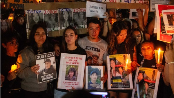 Familiares de Valeria Schwab, Diego Ezequiel Serón y de Juana Morales, al frente de la marcha. (Foto: La Constructora FM 103.3)    