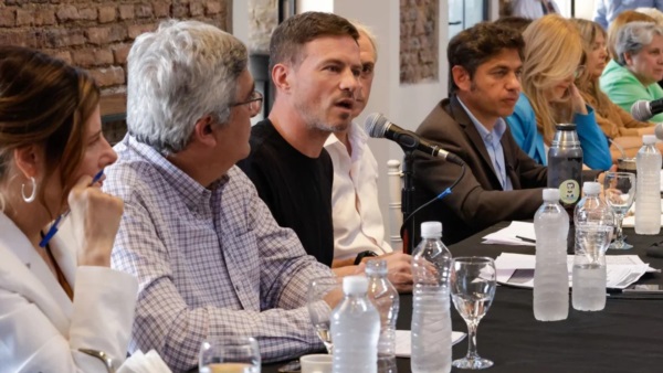 Costa hablando este miércoles, con el gobernador Axel Kicillof y la vicegobernadora Verónica Magario.