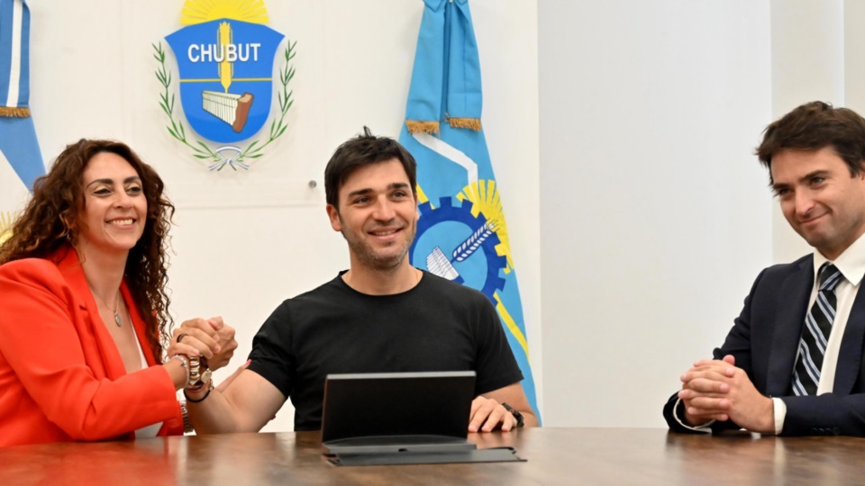 El gobernador Ignacio Torres, Claudia Loyola, y el secretario de Pesca del Chubut, Andrés Arbeletche, durante el anuncio realizado en Casa de Gobierno.