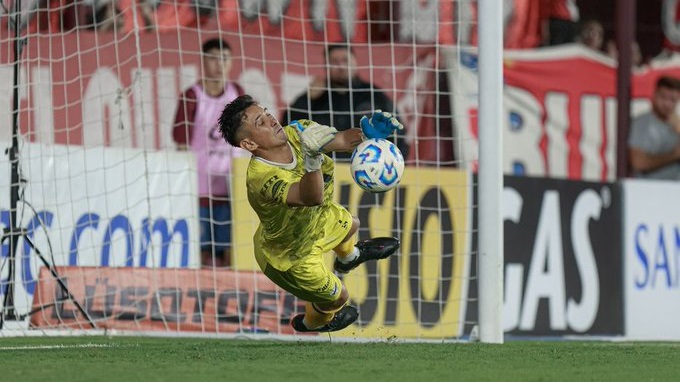 El arquero chaqueño de Midland fue héroe y eliminó a Argentinos Juniors.