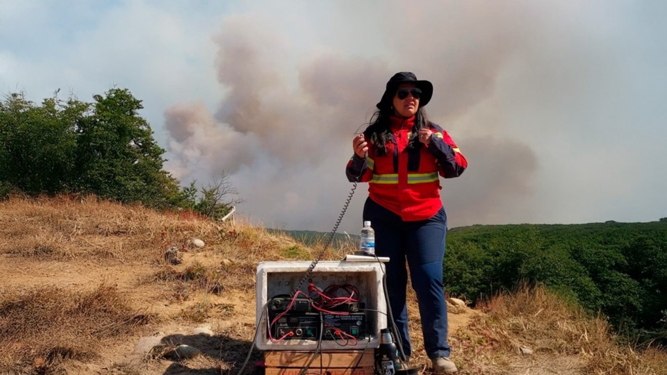 Fabiana Casanova, radio-operadora que pertenece a la brigada de Trevelin.