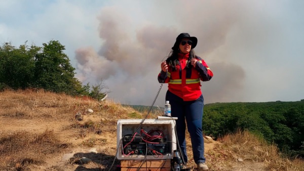 Fabiana Casanova, radio-operadora que pertenece a la brigada de Trevelin.