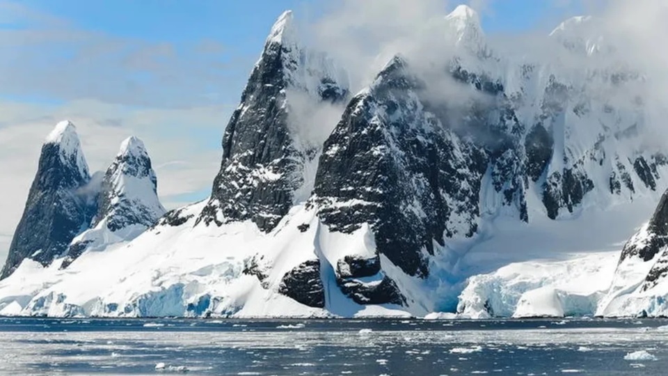 Los ríos subglaciales desembocan en el océano y generan fuertes turbulencias que empujan agua cálida y salada contra la base de las plataformas de hielo.