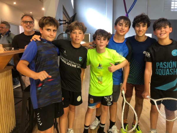 Enzo y Ema junto al resto de los chicos que participaron de la reciente concentración en Mar del Plata.