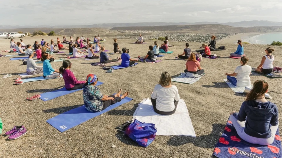 Este fin de semana habrá clases abiertas de Yoga, al aire libre.