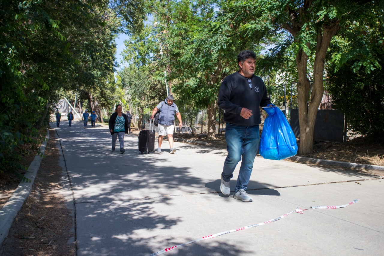 Vecinos del Sismográfica llevándose sus pertenencias. (Foto: Martin Levicoy)