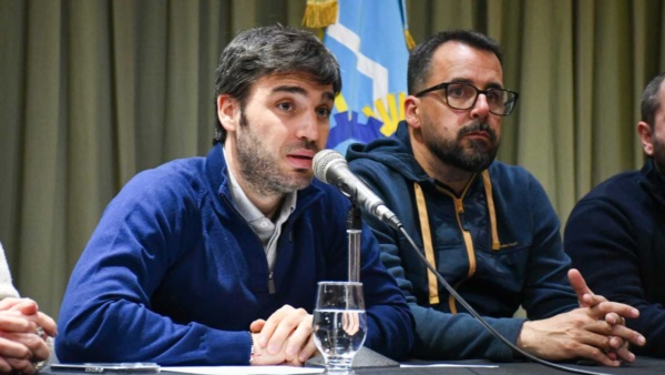 Taccetta junto a Nacho Torres durante la firma del consenso fiscal.
