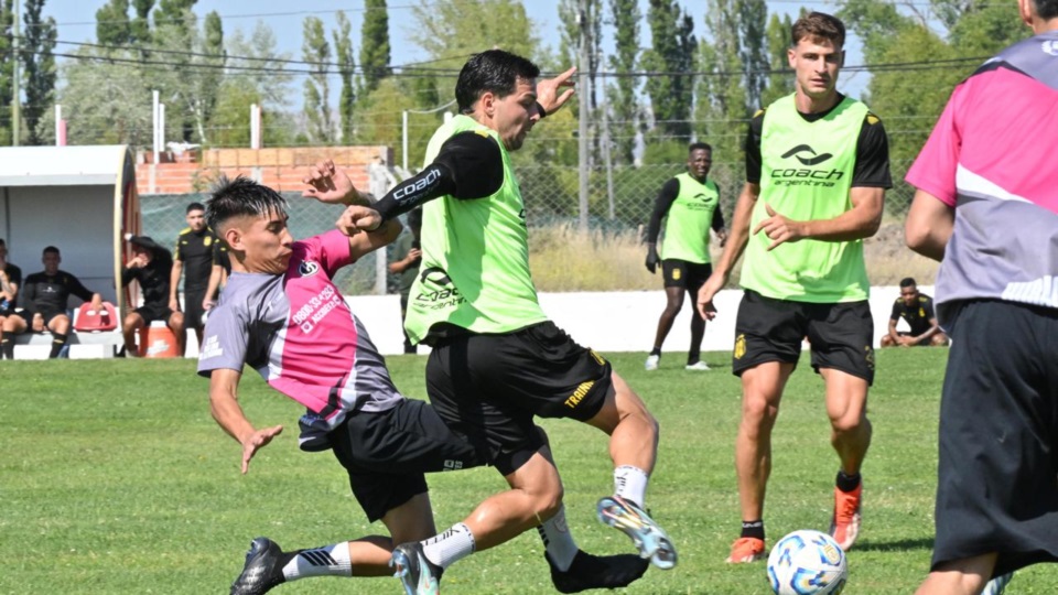 Ezequiel Montagna y Pio Bonacci en el ataque aurinegro. (Fotos: Daniel Feldman/Jornada Medios).