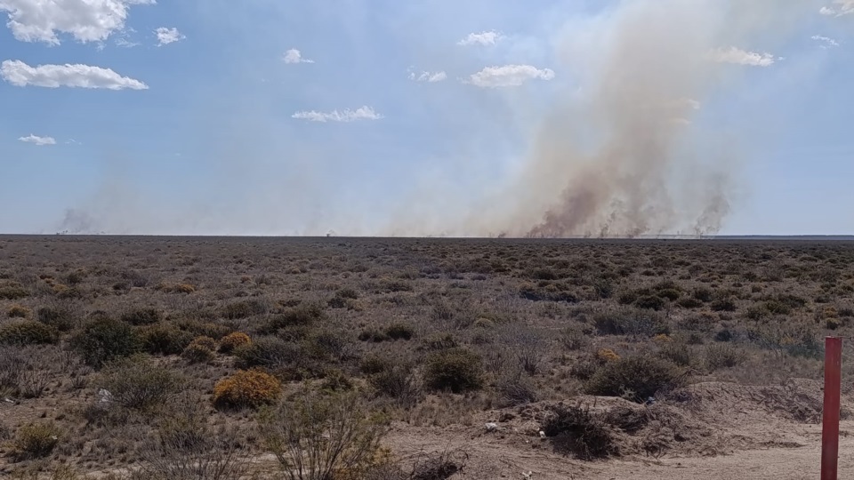 El incendio rural es al sur de Puerto Madryn.