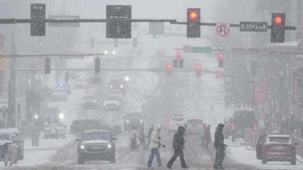 Peatones cruzan la calle en medio de la tormenta invernal en Nashville, estado de Tennessee. 